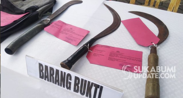 Barang bukti senjata tajam dalam kasus pelajar SMK keroyok siswa SMAK lainnya di Desa Pasirhalang, Kecamatan Sukaraja, Kabupaten Sukabumi. | Sumber Foto:Oksa BC