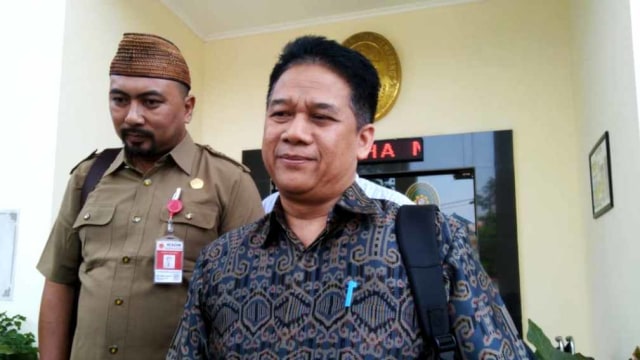 Guru Besar Undip, Prof Suteki (kanan), usai mengikuti sidang di PTUN Semarang. Foto: Afiati Tsalitsati/kumparan