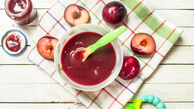 makanan bayi dari buah plum Foto: Shutterstock