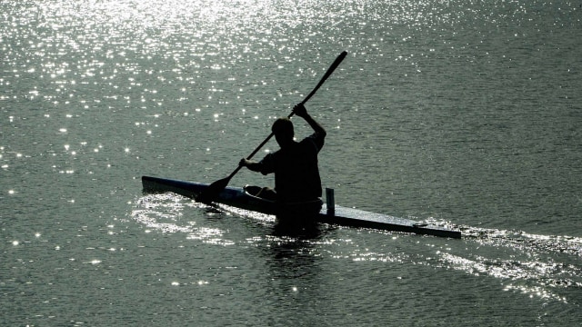 Ilustrasi mendayung perahu. Foto: Getty Images