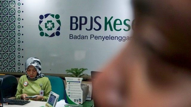 Petugas yang mengurus kepesertaan Badan Penyelenggara Jaminan Sosial (BPJS) Kesehatan. Foto: Iqbal Firdaus/kumparan