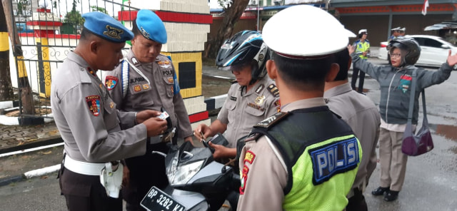 Personil Satlantas Polres Karimun saat memeriksa surat-surat kendaraan anggota