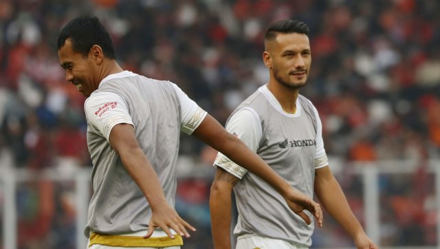 Pemain PSM Makassar Raphael Maitimo (kanan) melakukan pemanasan pada lanjutan Liga 1 melawan Persija Jakarta di Stadion Utama Gelora Bung Karno, Jakarta. Foto: Nugroho Sejati/kumparan