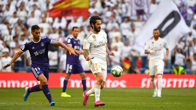 Isco membela Real Madrid saat menghadapi Real Valladolid. Foto: Gabriel Bouys/AFP