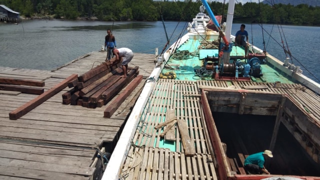 Pembongkaran kayu besi jenis merbau hasil illegal logging,  dari Kapal Barebo KM. Cahaya Ilahi,  ke Pelabuhan Perikanan Babang untuk dibawa ke Halaman Kantor KPH Halsel. Foto: Safri Noh