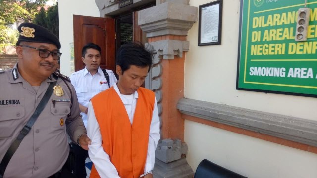 Supir ojek online, Dwi Apriyanto di Pengadilan Negeri Denpasar. Foto: Denita br Matondang/kumparan