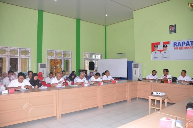 Bupati Belitung Timur, Yuslih Ihza saat menghadiri rapat koordinasi TKPK. (IST)