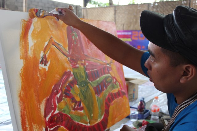 Anugrah Fadly Kreato Seniman sedang melukis Nyi Blorong. Foto: Birgita