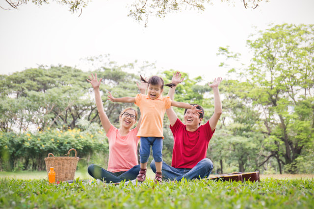 com-Ilustrasi keluarga sedang piknik di taman. Foto: Shutterstock