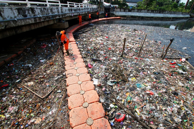 Sampah di Jakarta. (Photo; Rivan Awal Lingga /Antara Foto)