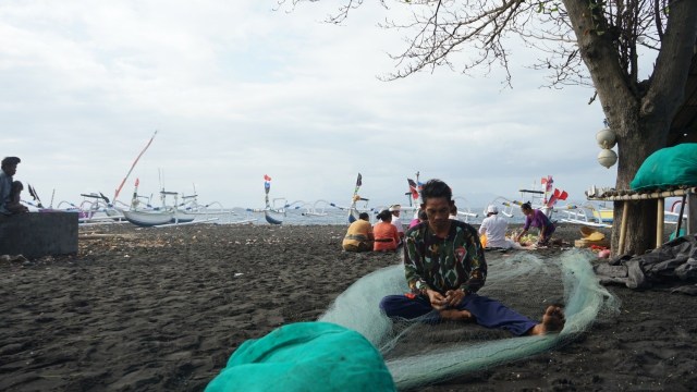 Nelayan di Klungkung memperbaiki jaring yang dirusak oleh ikan Hiu (kanalbali/KR7)