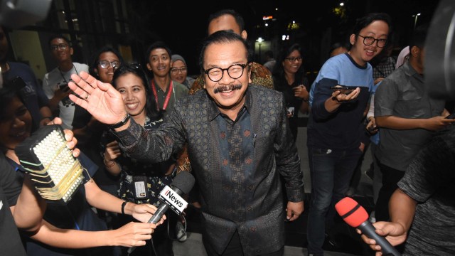 Mantan Gubernur Jawa Timur Soekarwo meninggalkan gedung KPK seusai menjalani pemeriksaan di Jakarta, Rabu (28/8). Foto: ANTARA FOTO/Indrianto Eko Suwarso