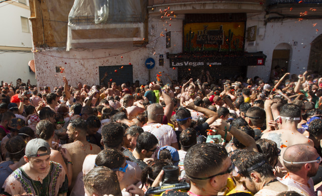 Suasana festival La Tomatina tahunan di kota timur Bunol, Spanyol. Foto: AFP/JAIME REINA