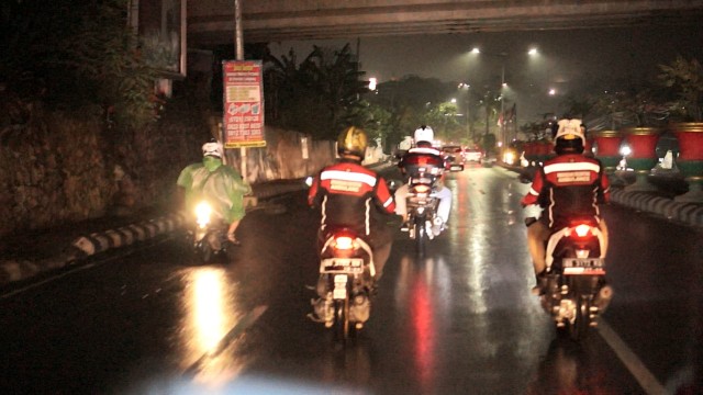 Anggota IEA saat melakukan pengawalan ambulans, Rabu (29/8) malam | Foto : Dimas Prasetyo/Lampung Geh