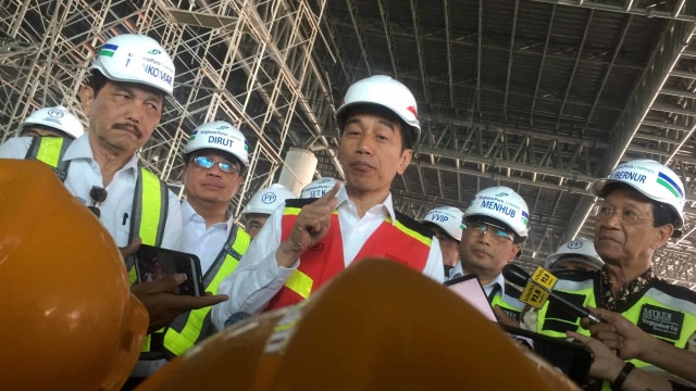 Presiden Joko Widodo saat kunjungi YIA. Foto: Arfiansyah Panji Purnandaru/kumparan