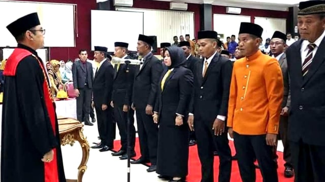 Anggota DPRD Pasangkayu, Mirwan, memilih memakai pakaian adat Sulawesi sebagai bentuk kritik terhadap kinerja Sekretariat DPRD setempat. Foto: Dok. Istimewa