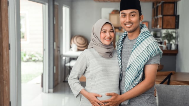Ilustrasi ibu hamil dan suami beragama Islam. Foto: Shutterstock