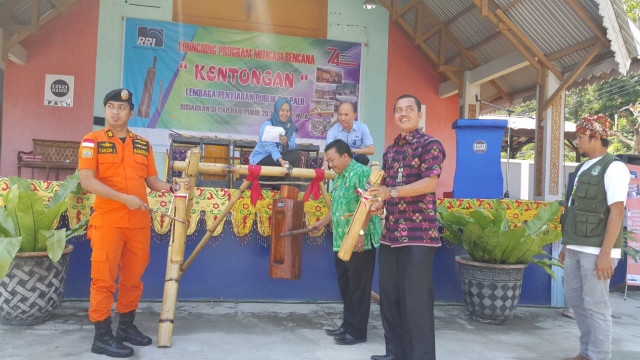 Beberapa budayawan saat memukul Pentongam yang terbuat dari kayu dan bambu pada acara Launching Program Mitigasi Bencana Kentongan di Palu, Kamis (29/8). Foto: Istimewa