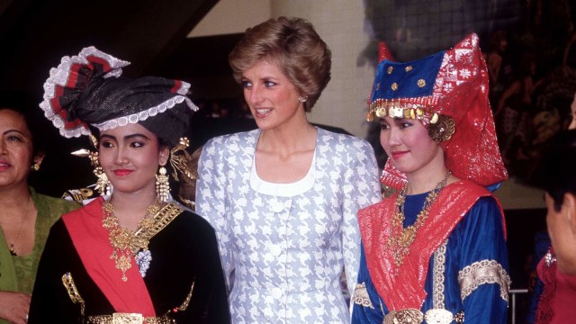 Putri Diana (tengah) bersama dua wanita yang mengenakan kostum tradisional foto bersama saat berkunjung ke Indonesia pada tahun 1989. Foto: Getty Images/Jayne Fincher