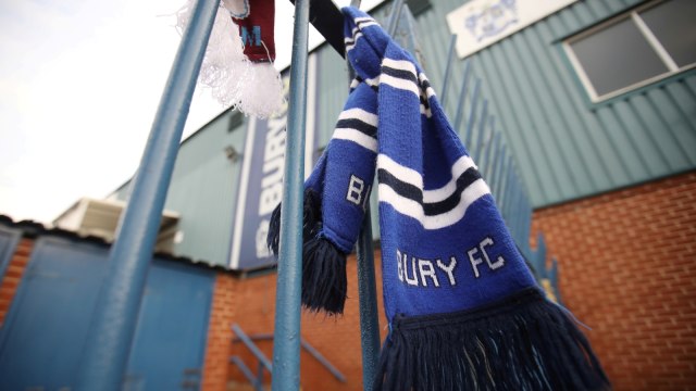 Syal Bury FC tergantung di pagar Gigg Lane. Foto: Reuters/Carl Recine