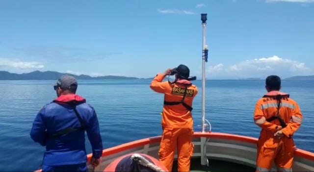 Tim Basarnas saat melakukan pencarian Mv Nur Allya di perairan Halmahera. Foto: Dok Basarnas.