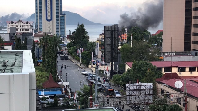 Kantor Telkomsel Jayapura dibakar. Foto: Bumi Papua