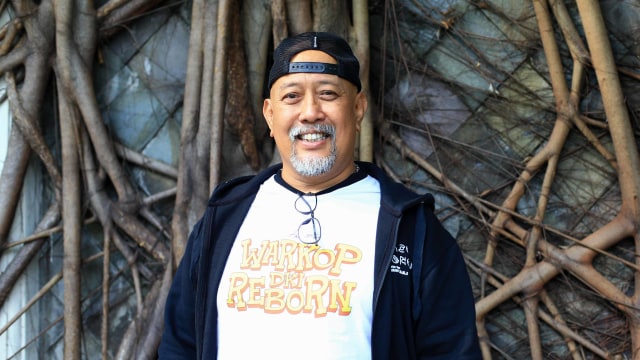 Rayakan Hari Pernikahan ke-39, Indro Warkop Kunjungi Makam Istri (36513)
