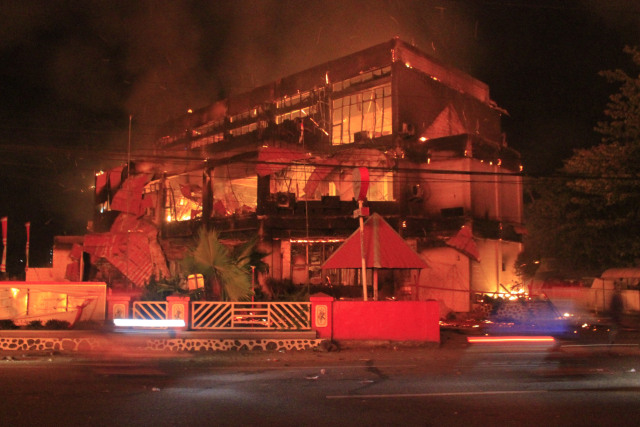 Gedung GraPARI Telkomsel Jayapura dibakar massa, Kamis (29/8). Foto: Dok. Bumi Papua