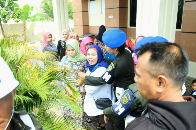 Keluarga korban Fera saat ditenangkan petugas keamanan saat mencoba mengejar Prada DP (Foto: istimewa)
