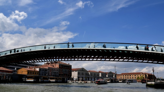 Suasana di Jembatan Ponte della Costituzione di Kanal Besar di Venesia. Foto: AFP/TIZIANA FABI