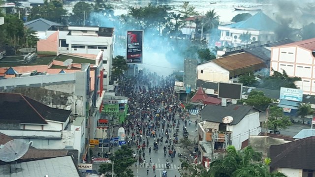 Suasana kericuhan saat aksi massa dibubarkan oleh petugas kepolisian di Jayapura, Papua. Foto: ANTARA FOTO/Dian Kandipi.