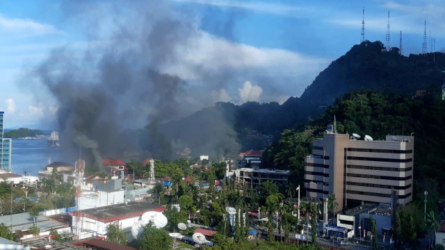 Asap membubung saat aksi unjuk rasa di Jayapura, Papua. Foto: ANTARA FOTO/Dian Kandipi