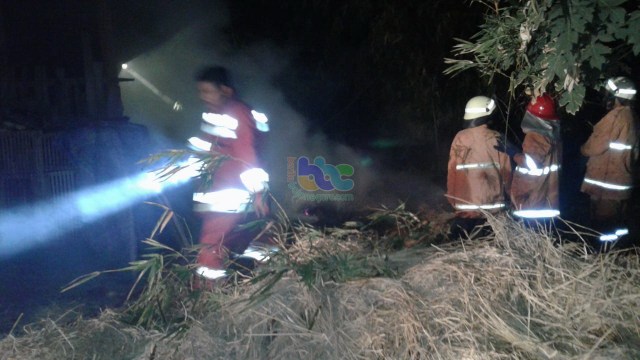 Petugas Pemadam Kebakaran saat memadamkan kebakaran tumpukan pakan ternak milik Sukiran (60) warga Desa Beged Kecamatan Kabupaten Bojonegoro. Kamis (29/08/2019) 
