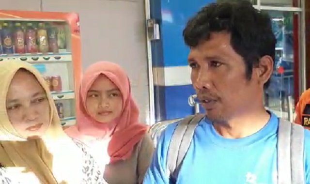 Rahmat Bakus beserta Istri dan Anaknya saat berada di Bandar Udara Sam Ratulangi. Rahmat yang merupakan ABK KM Aleluya sempat 18 hari terombang-ambing di laut setelah kapalnya mati mesin