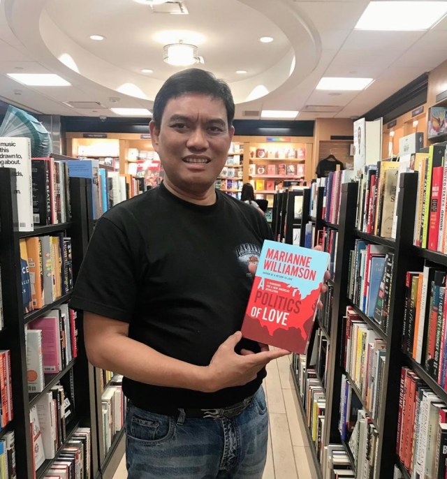 Founder BRORIVAI CENTER, Abdul Rivai Ras dalam kesempatan berkunjung di Hudson News and Booksellers, Los Angeles - AS, 29 Agustus 2019 - Foto Ist.BRC.
