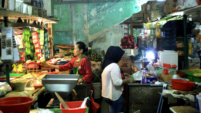 Pedagang sayur di Pasar Mede, Cilandak, Jakarta. Foto: Iqbal Firdaus/kumparan
