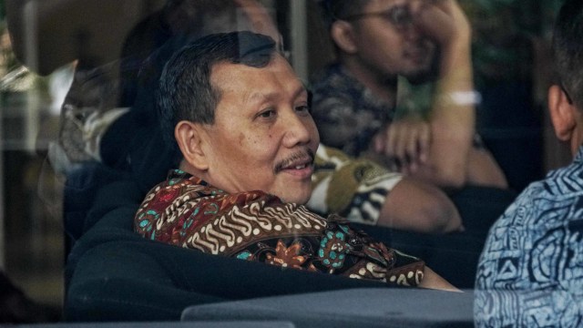 Sekda Provinsi Jawa Barat, Iwa Karniwa, diperiksa sebagai tersangka dalam dugaan suap izin proyek meikarta tiba di Gedung KPK, Jumat (30/8). Foto: Irfan Adi Saputra/kumparan