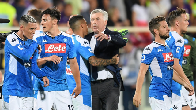Pemain-pemain Napoli merayakan kemenangan atas Fiorentina bersama Carlo Ancelotti. Foto: Reuters/Daniele Mascolo