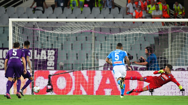 Gol penalti Erick Pulgar berasal dari kesalahan pemain Napoli. Foto: AFP/Andreas Solaro