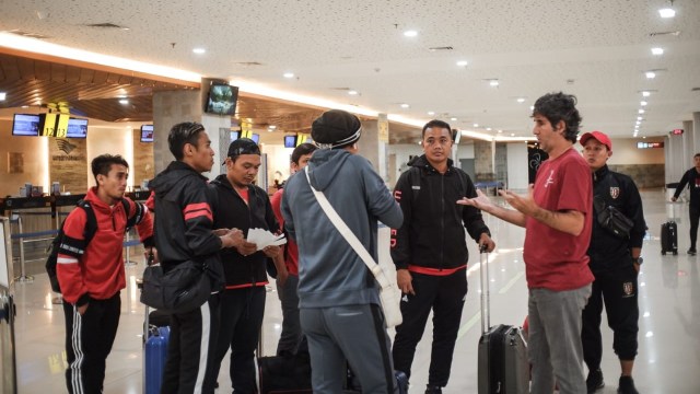Pelatih dan pemain Bali United sudah berada di Bandara Ngurah Rai, Jum'at (30/8) pagi tapi kemudian keberangkatan dibatalkan (kanalbali/KR13)