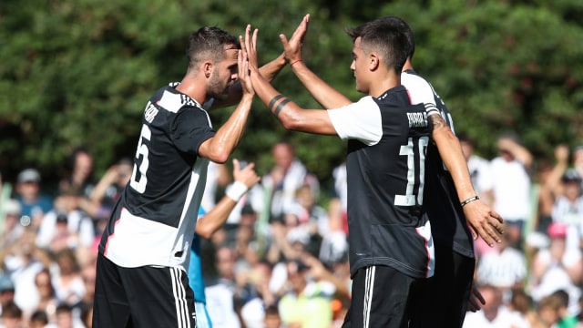 Miralem Pjanic dan Paulo Dybala dalam pertandingan Villar Perosa. Foto: AFP/Isabella Bonotto