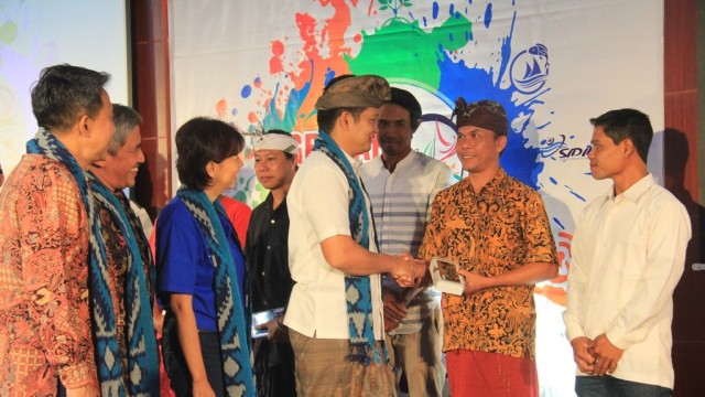 Wakil Bupati Jembrana Kembang Hartawan memebrikan aplikasi kepada nelayan (kanalbali/KR7)