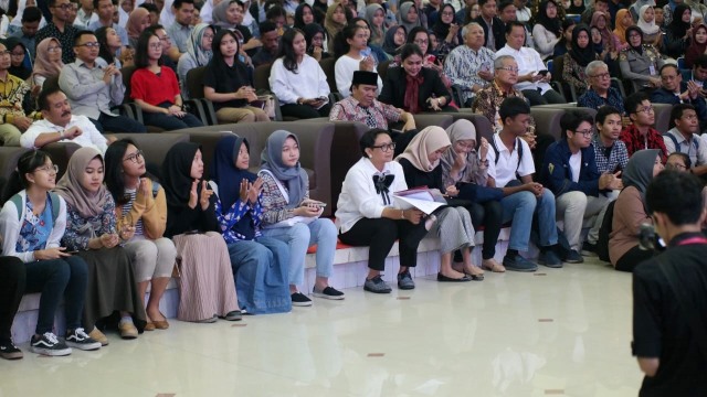Menlu Retno Marsudi mengajak mahasiswa diskusi di Auditorium Prof Soedarto SH Undip, Jumat (30/8). Foto: Afiati Tsalitsati/Kumparan.