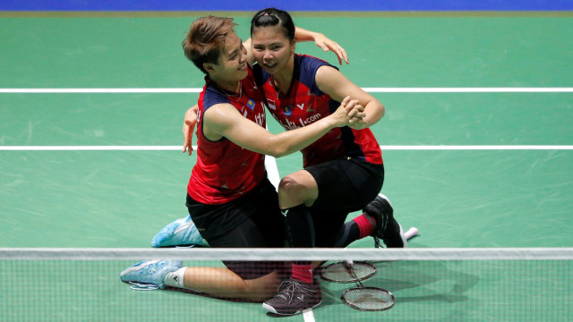 Greysia Polii dan Apriyani Rahayu merayakan kemenangan atas Chen Qing Chen dan Jia Yi Fan di Kejuaraan Dunia 2019. Foto: Reuters/Vincent Kessler