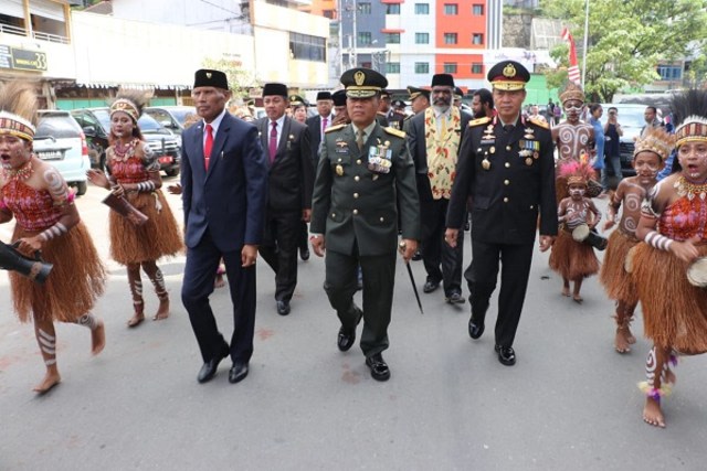 Wali Kota Jayapura, Benhur Tomi Mano (kiri), dalam peringatan kembalinya Papua ke NKRI. (Dok: Humas Polda Papua) 