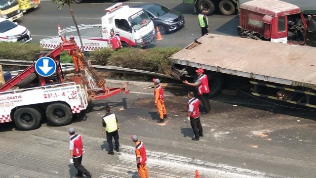 Kecelakaan truk kontainer di Tol JORR TB Simatupang. Foto: Twitter/ @HK_TOL_JORR_S