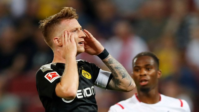 Marco Reus membela Borussia Dortmund saat menghadapi FC Koln. Foto: Wolfgang Rattay/Reuters