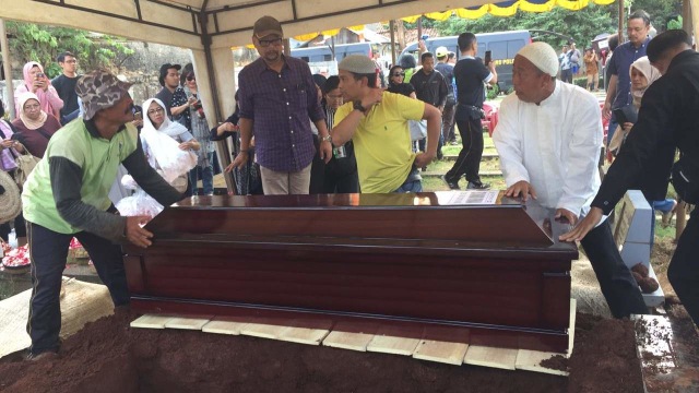 Jenazah ayah dan anak tiri korban pembunuhan Aulia Kusuma dimakamkan. Foto: Raga Imam/kumparan