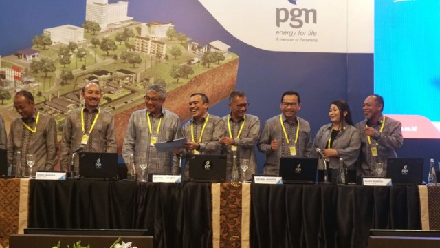 Direktur Utama PT Perusahaan Gas Negara Tbk (PGN) Gigih Prakoso Soewarto (kedua kiri) dan Komisaris Utama PGN IGN Wiramaja Puja (kiri) usai Rapat Umum Pemegang Saham Luar Biasa (RUPSLB) PGN di Jakarta. Foto: Iqbal Firdaus/kumparan