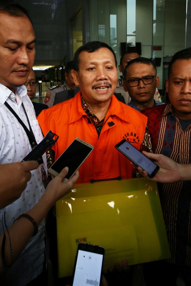 Sekretaris Daerah Jawa Barat Iwa Karniwa mengenakan rompi tahanan seusai menjalani pemeriksaan di Gedung KPK, Jakarta. Foto: ANTARA FOTO/Rivan Awal Lingga